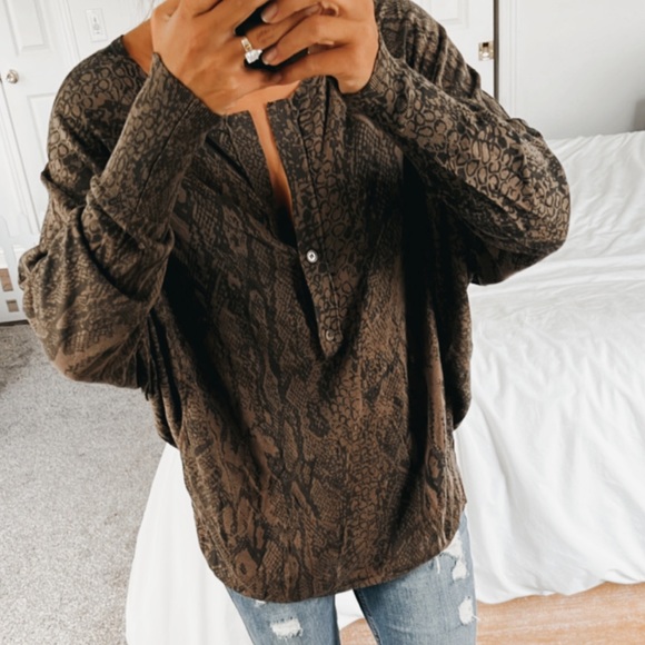 BCBG Max Azira Oversize Snakeskin Sweater - Picture 3 of 8